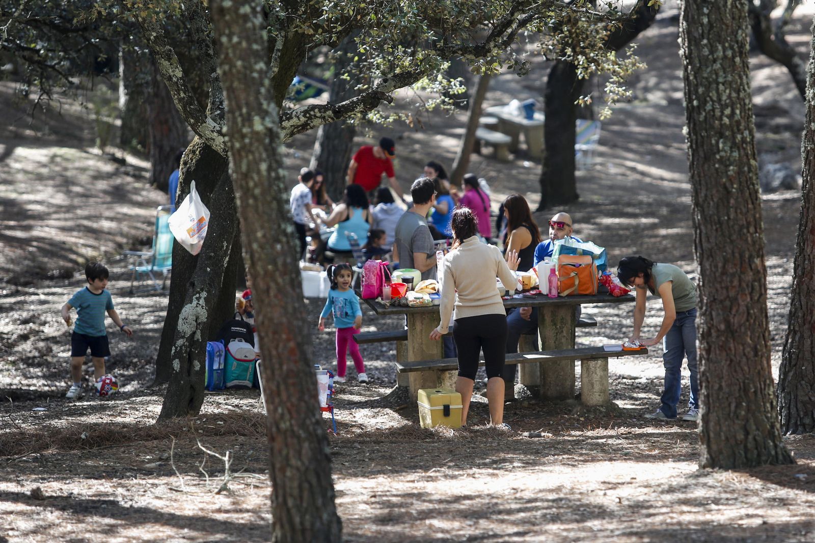 Varias personas celebran el día de San Rafael en Los Villares.