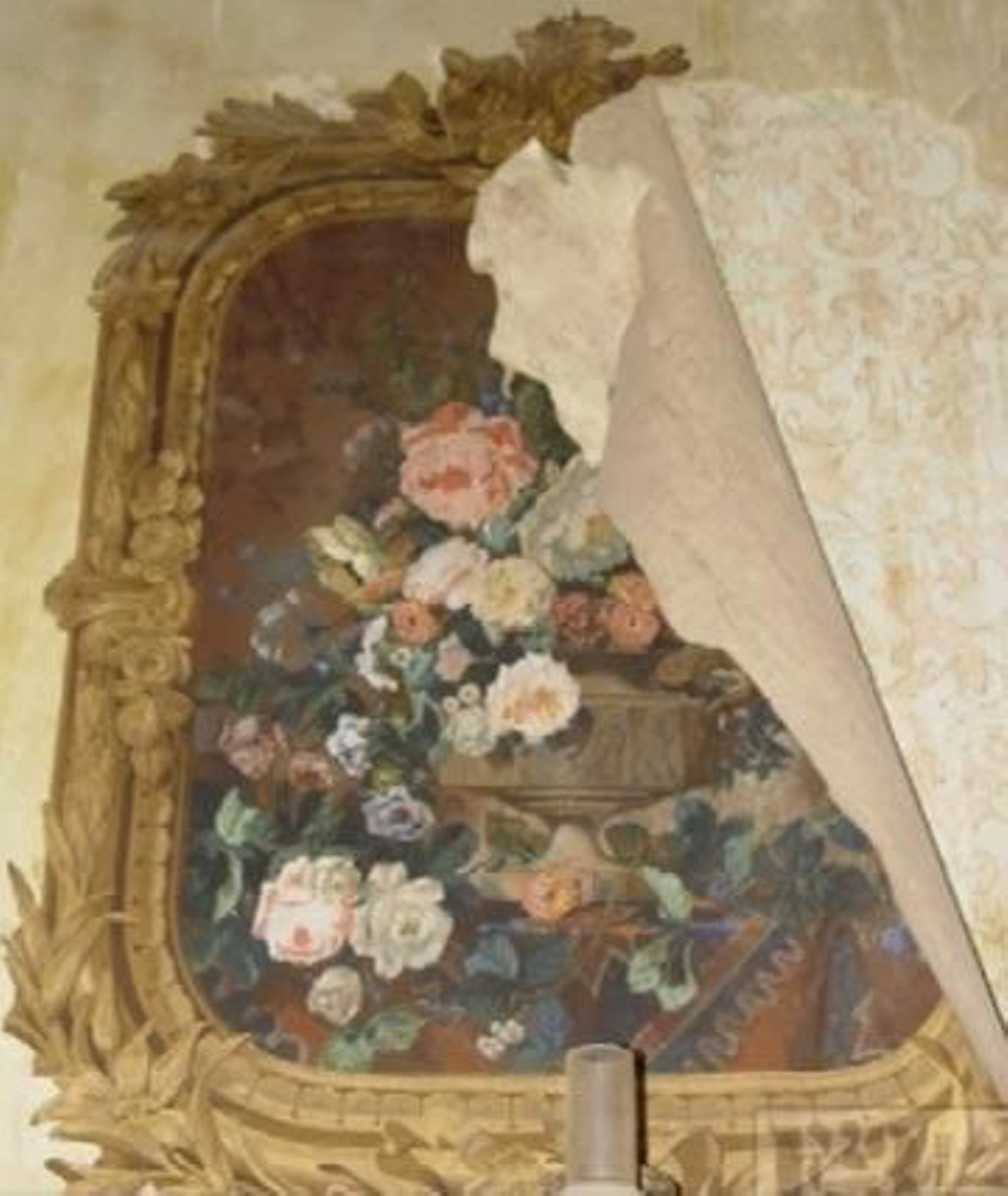 Detalle de la decoración, deteriorada.