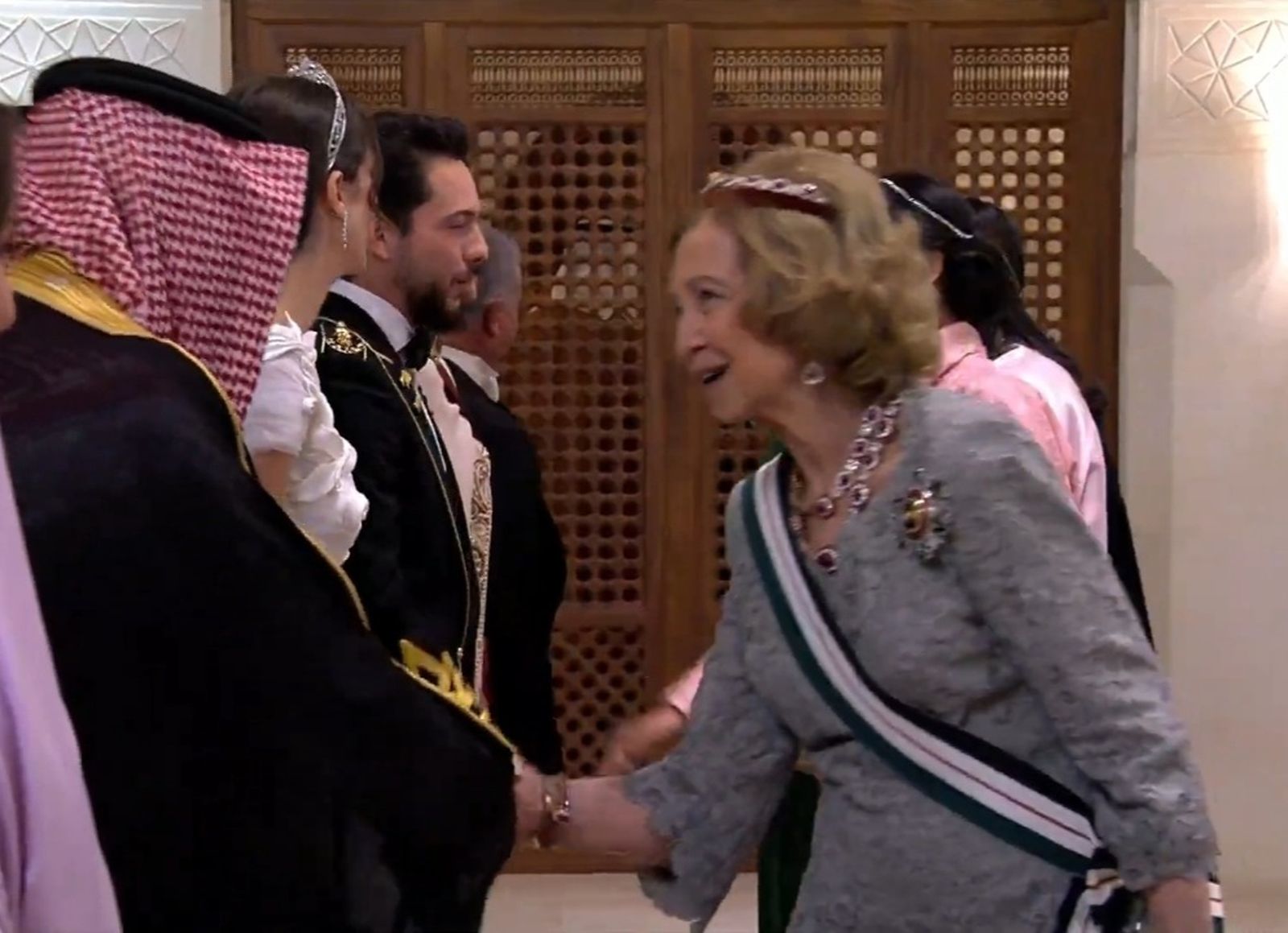 Doña Sofía saluda a los padres de la novia