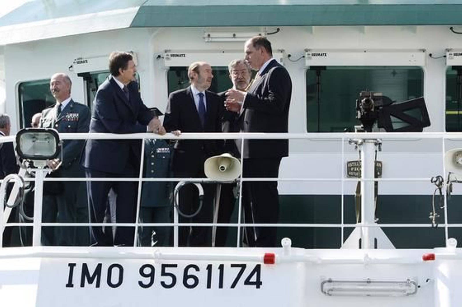 El vicepresidente primero del Gobierno y ministro del Interior, Alfredo Pérez Rubalcaba, ha presentado la patrullera 'Río Segura' "buque insignia" del Servicio Marítimo de la Guardia Civil./José Braza

Foto: Jos?raza