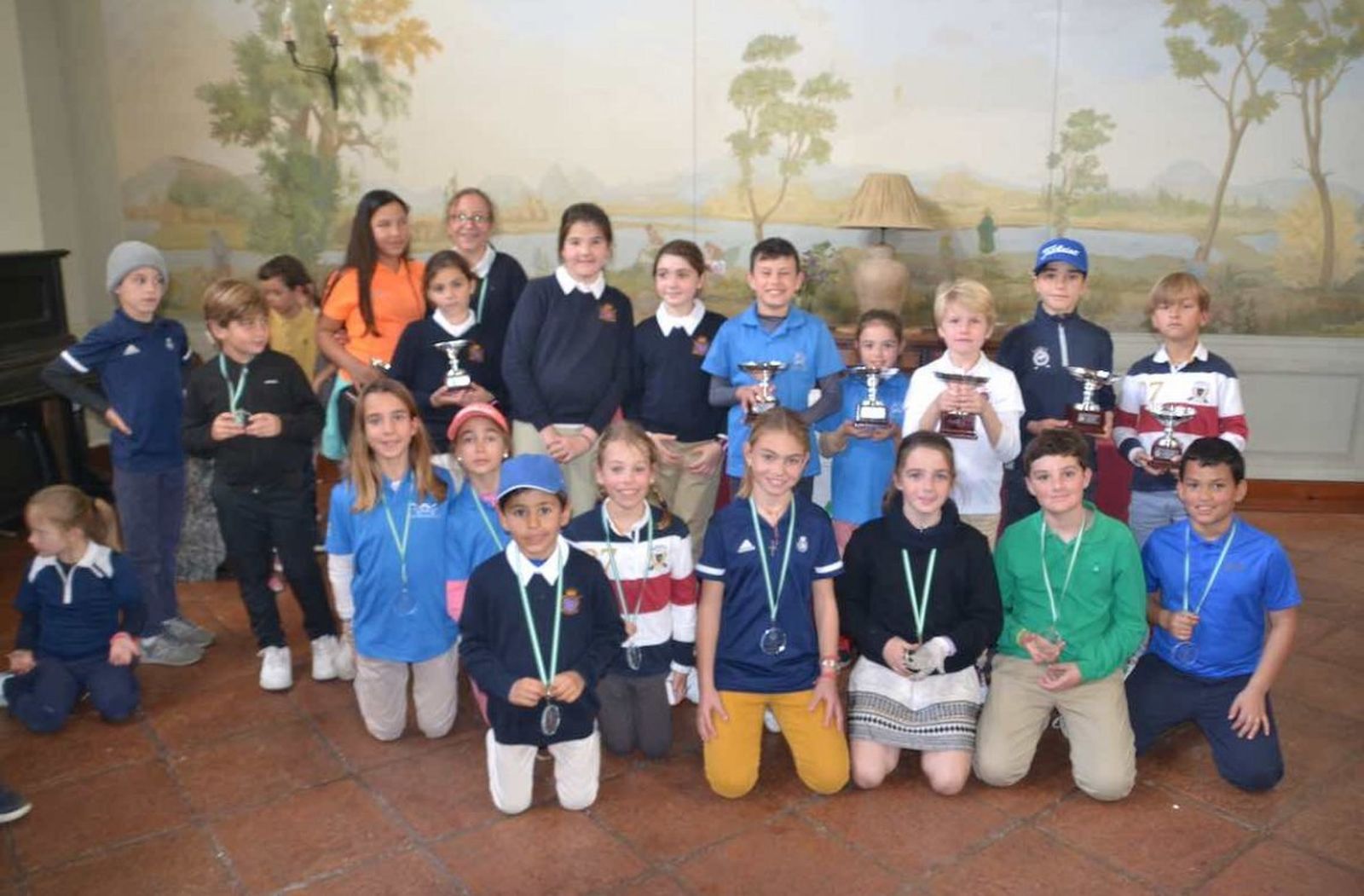 Los vencedores de las diferentes categorías, con sus medallas