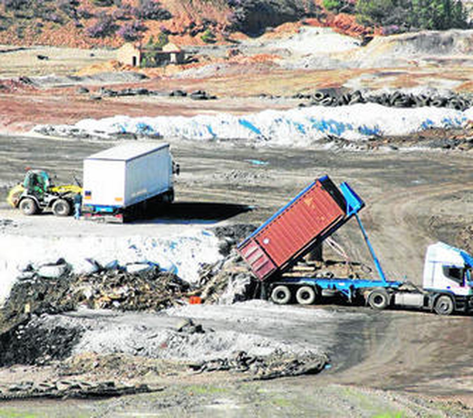 Descarga reciente de residuos italianos en el vertedero de Nerva.