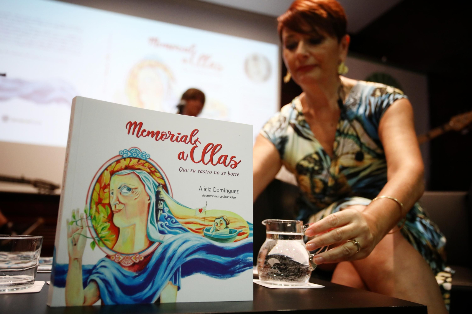 Alicia Domínguez, con el primer volumen de su libro en 2018.