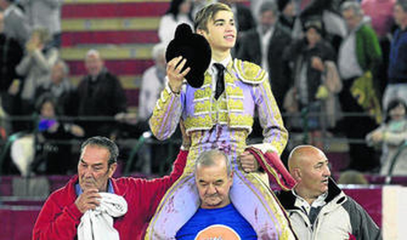 El novillero francés Andy Younes, en su salida a hombros de la plaza de toros de Zaragoza.