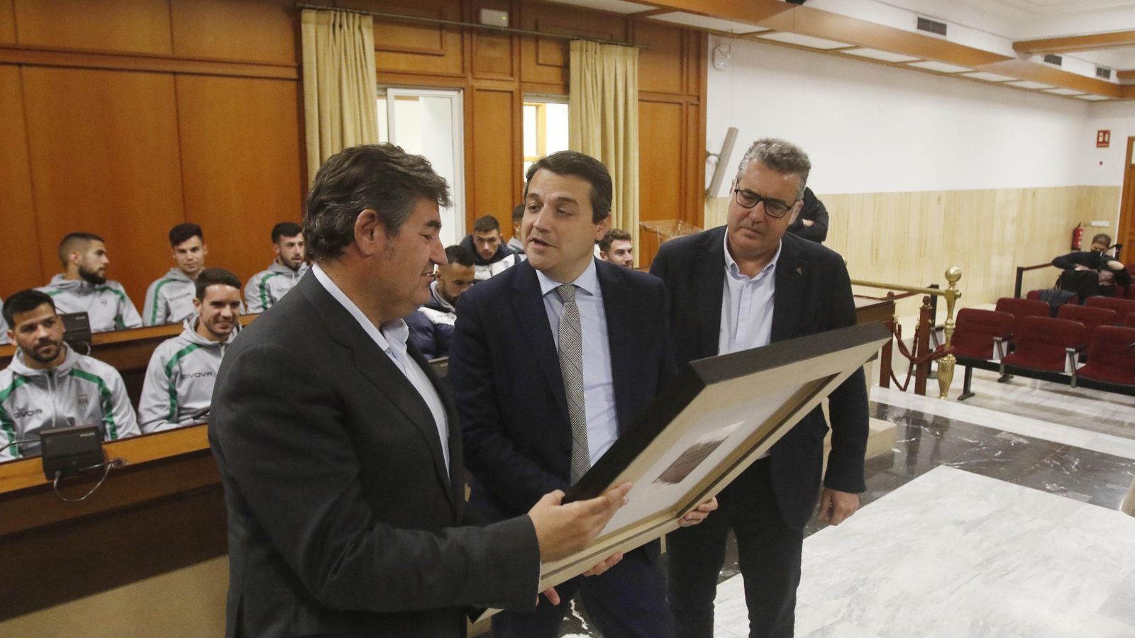 José María Bellido y Manuel Torrejimeno entregan un obsequio a Javier González Calvo.