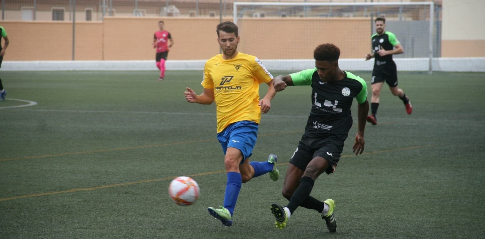 Mustafá Troncoso es presionado por un jugador del Tomares.