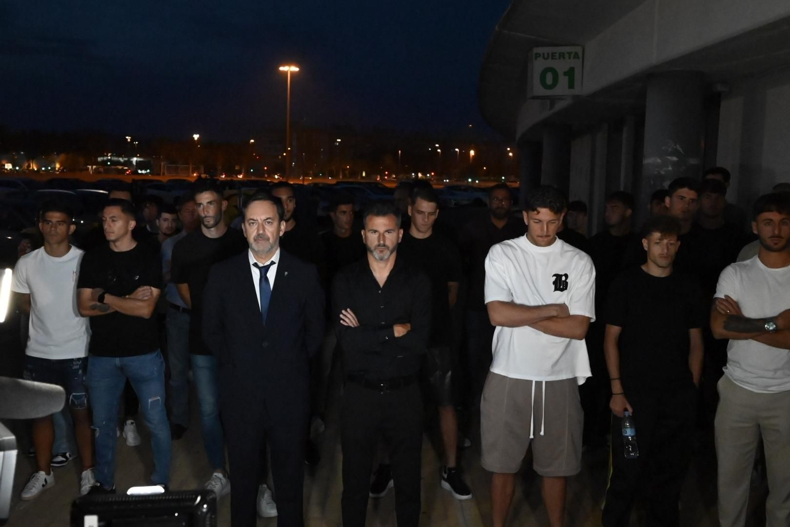 El homenaje del Córdoba CF a Álvaro Prieto a las puertas de El Arcángel, en imágenes