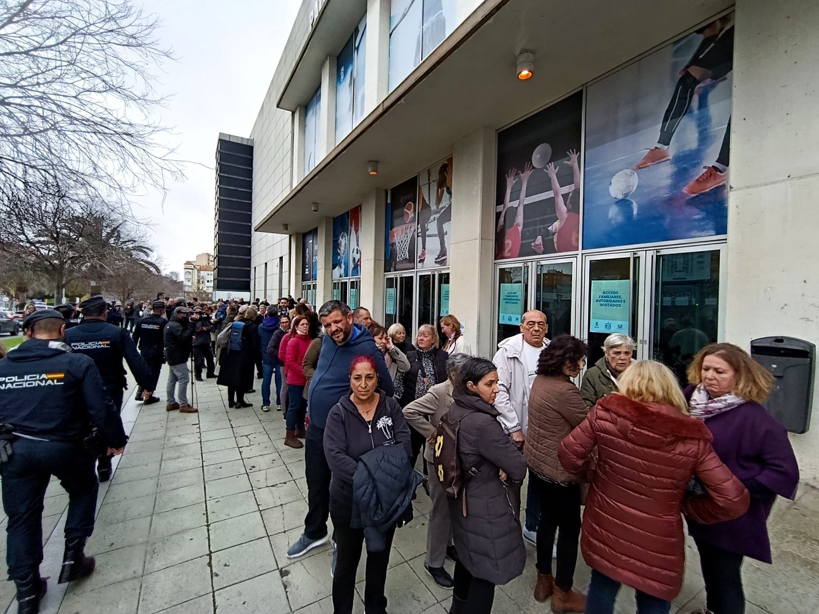 Imágenes del Palacio de Deportes Carolina Marín a las 16:00 cuando se abrían las puertas.