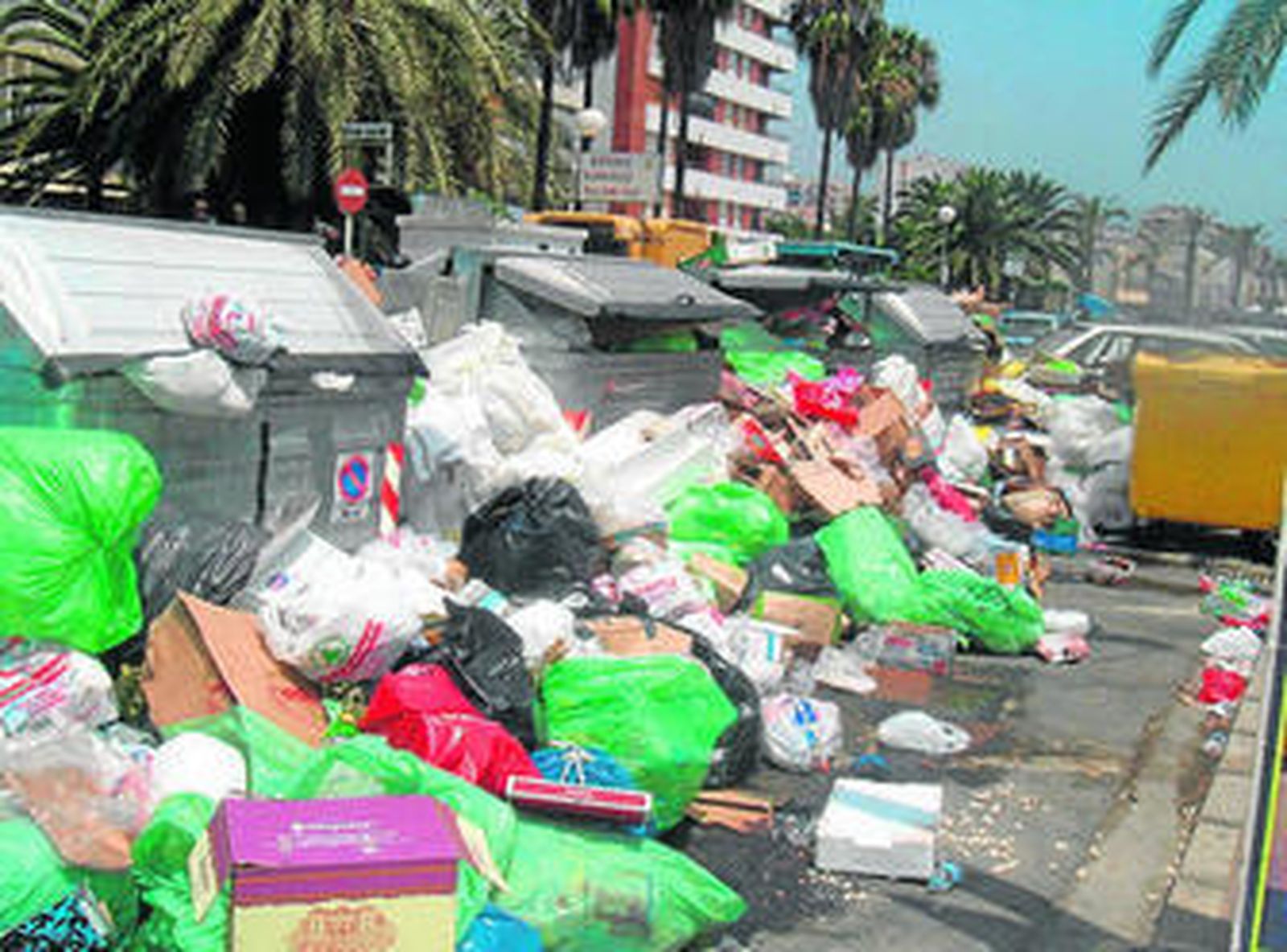 Basura acumulada durante la huelga de limpieza de julio de 2004 en Vélez-Málaga.
