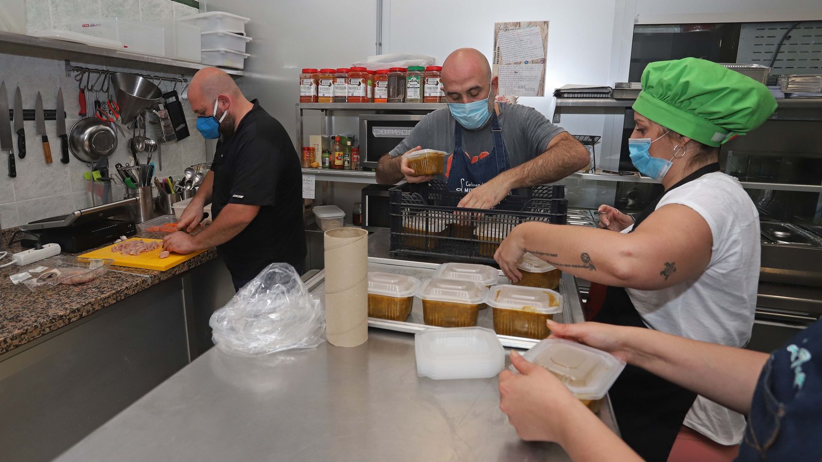 Los fogones que preparan los menús del Comedor del Carmen de Algeciras