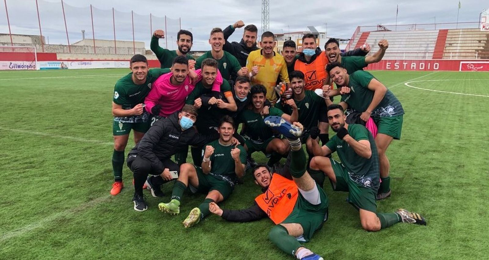 Los jugadores del Córdoba B celebran su triunfo en el Municipal de La Palma del Condado.