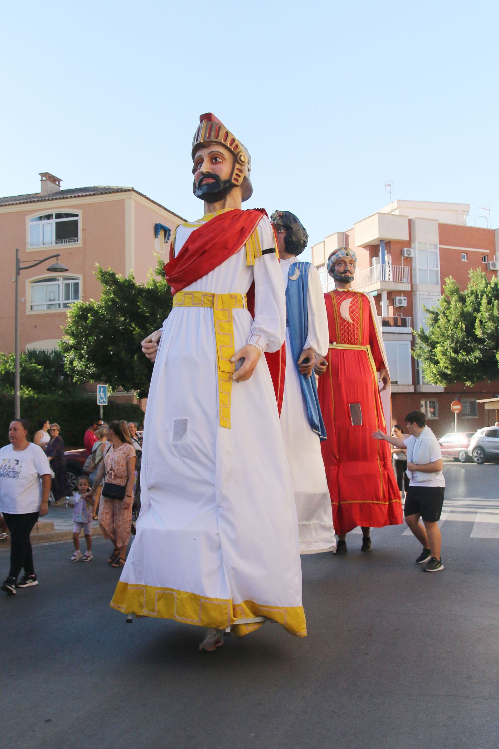 La Diana de gigantes y cabezudos, recorriendo las calles de Los Ángeles y Plaza de Toros