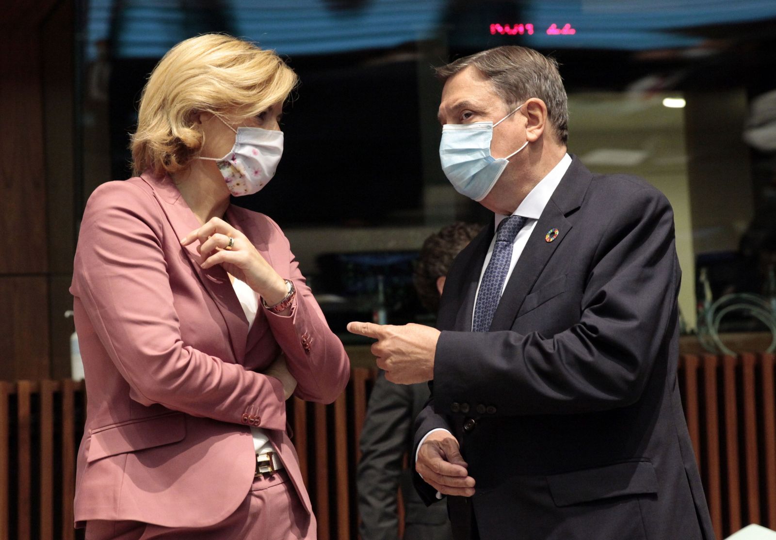 El ministro de Agricultura, Luis Planas, conversa con su homóloga alemana, Julia Kloeckner