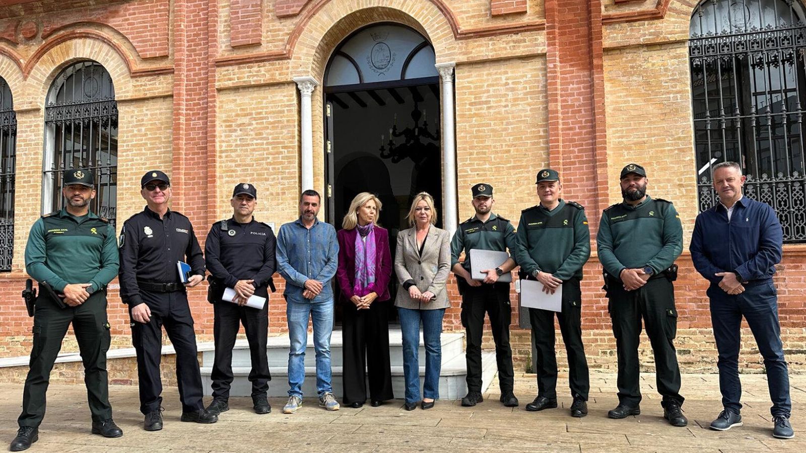 María José Rico, Rocío Cárdenas y agentes de las fuerzas de seguridad en la Junta Local de Seguridad de San Juan del Puerto.