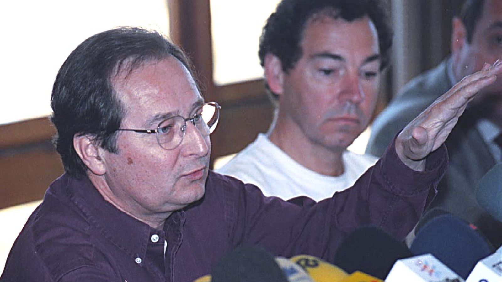 Pérez Mercader explicando en rueda de prensa el estudio que haría la NASA del río Tinto (Año 2000)