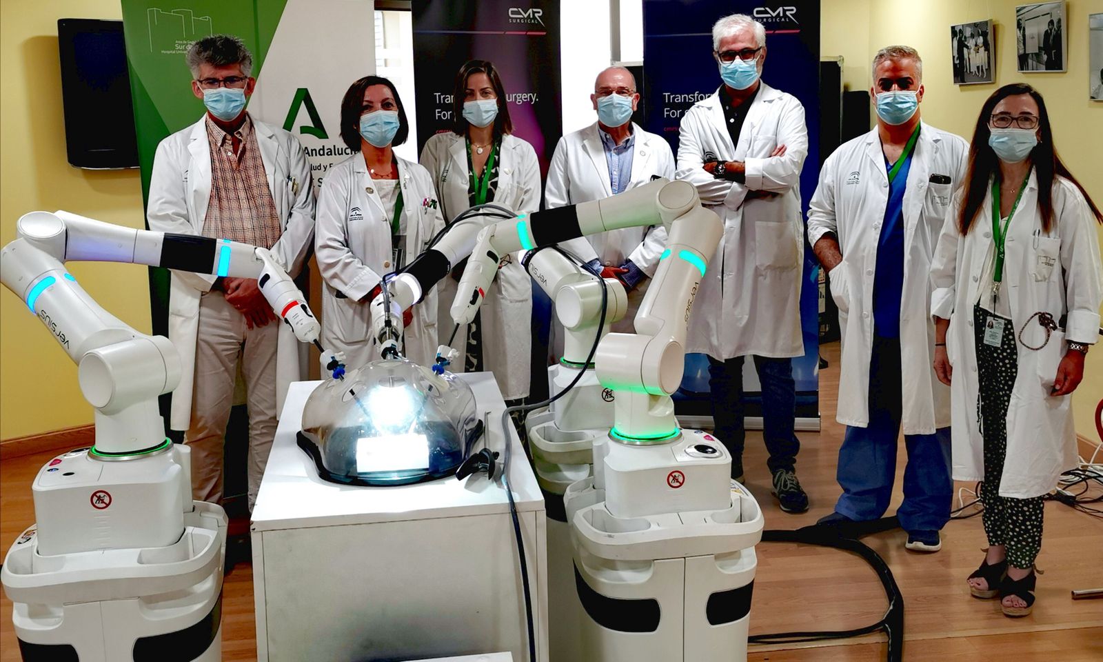 El equipo directivo junto a responsables de servicios quirúrgicos con la tecnología de cirugía robótica más moderna.