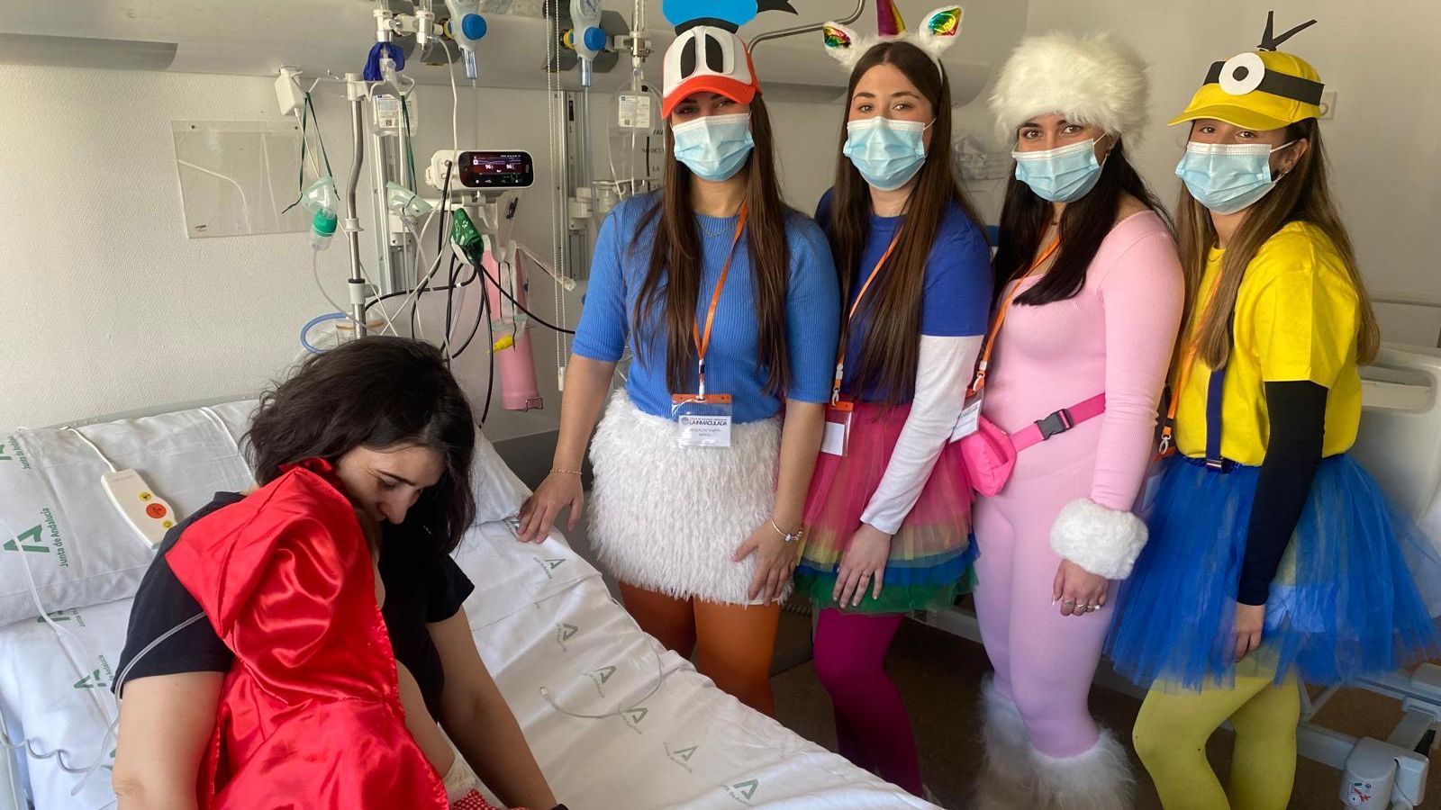 Los pacientes más pequeños del Clínico de Granada celebran el carnaval en el aula hospitalaria