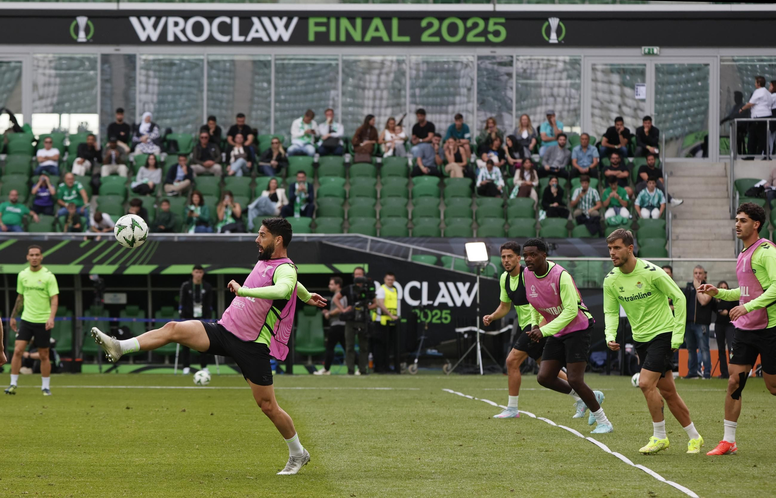 Las imágenes del entrenamiento del Betis en el Wroclaw Stadium Arena de Brestlavia