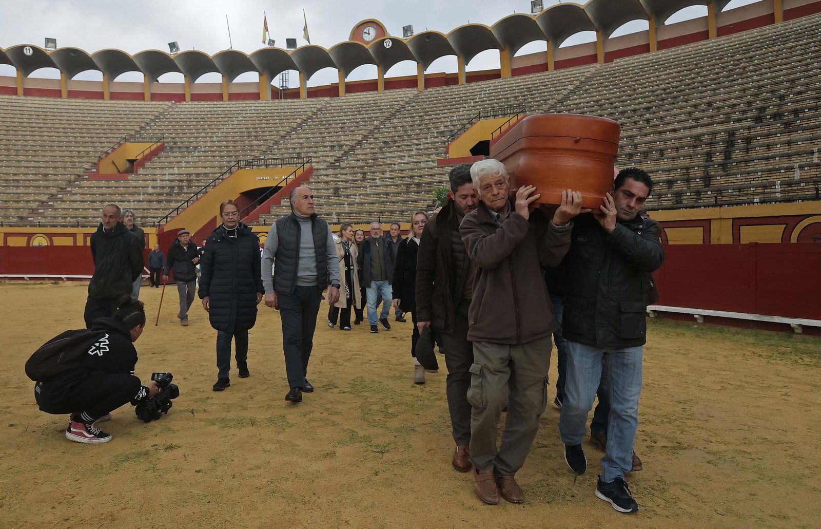 El último adiós al 'Niño de las Coles' en la plaza de toros de Las Palomas, en imágenes