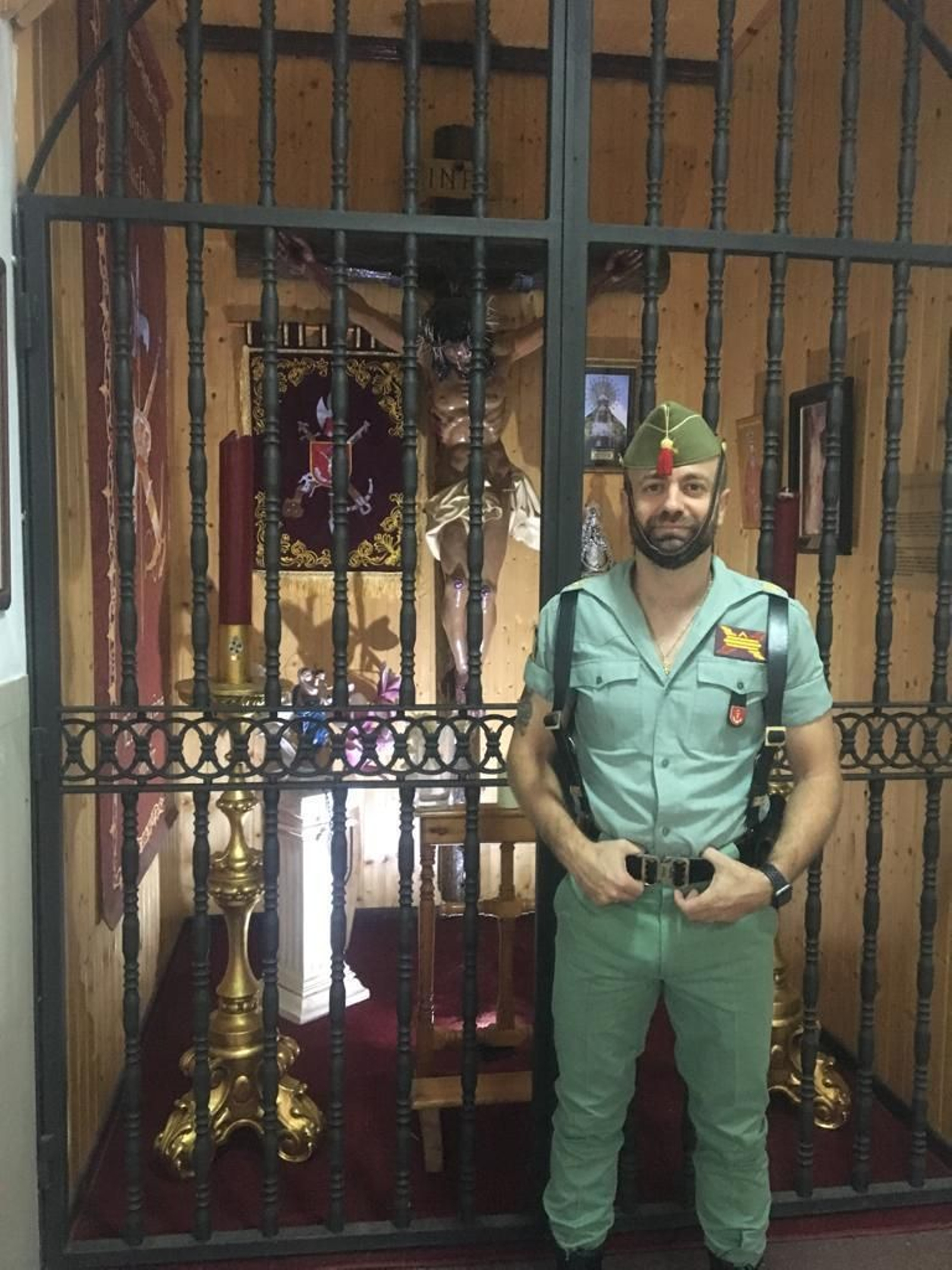 Serrano, con el Cristo de la Buena Muerte.