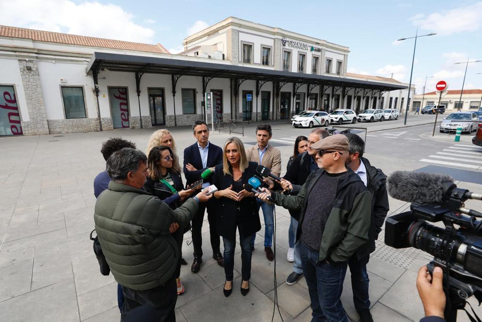 Marifrán Carazo, hablando de comunicaciones en la estación de trenes