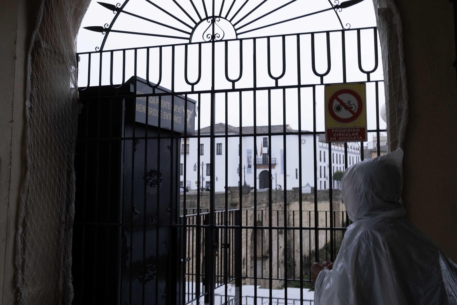 Turistas en las calles de Ronda bajo la lluvia