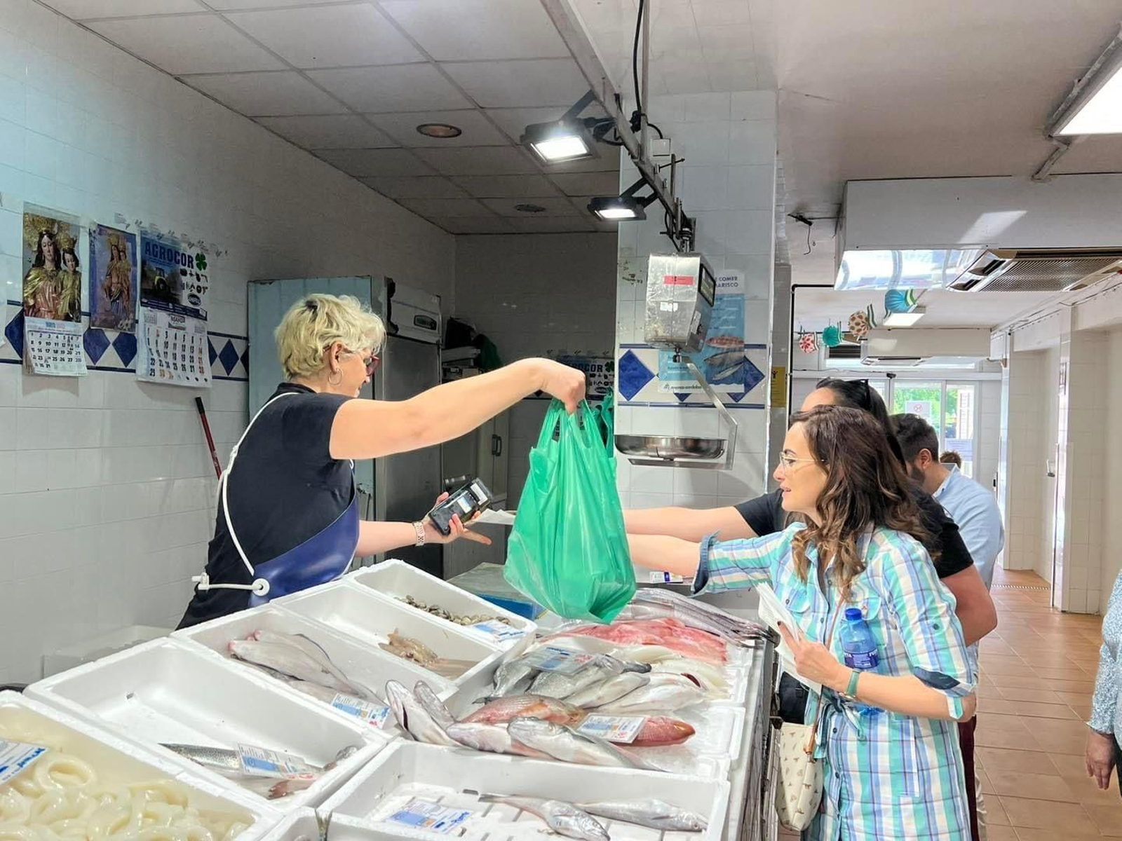 Yolanda Almagro visita el mercado municipal del Sector Sur.