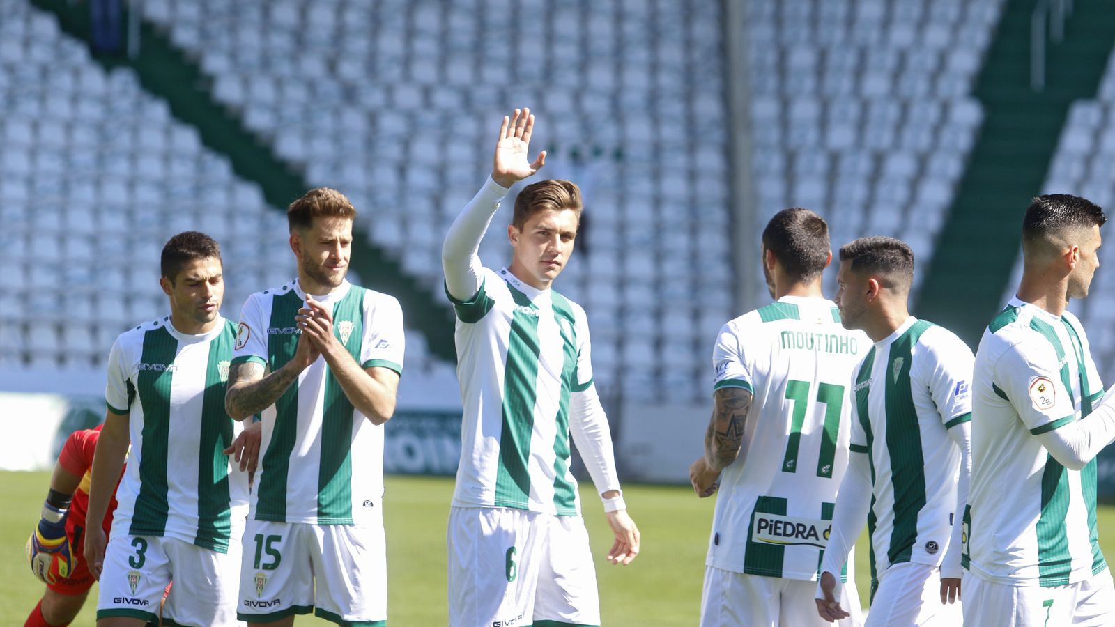 Alberto del Moral saluda a los aficionados del Córdoba CF antes de arrancar un partido.