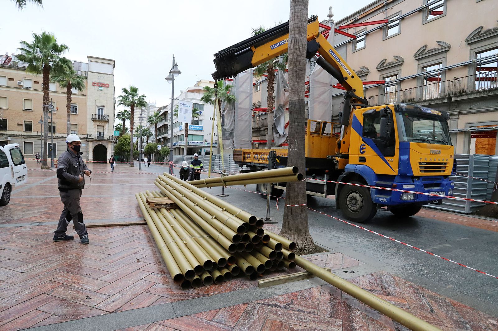 Montaje de las estructuras para la iluminación navideña en la plaza de la Constitución.