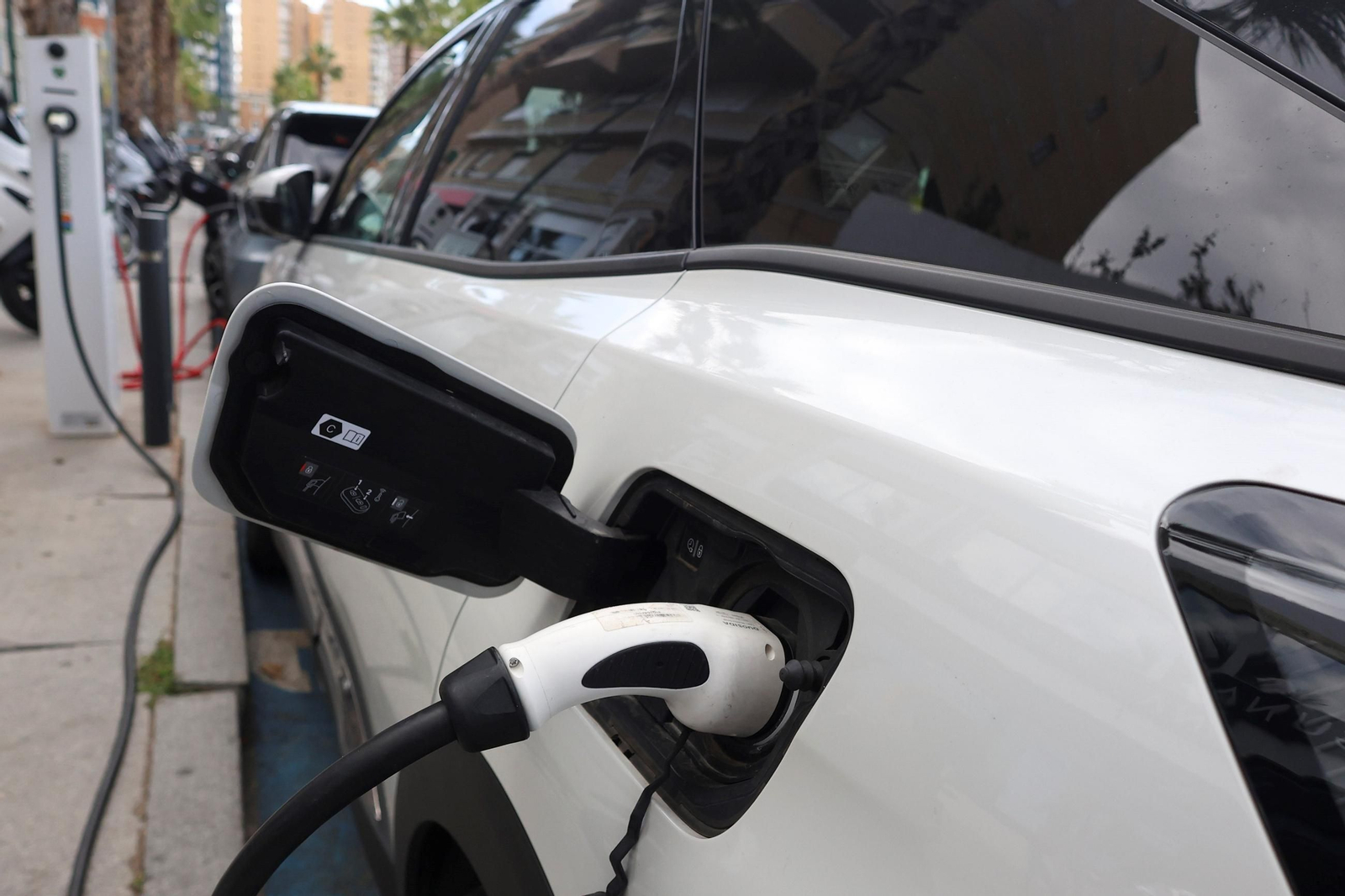 Coches eléctricos en una estación de recarga.