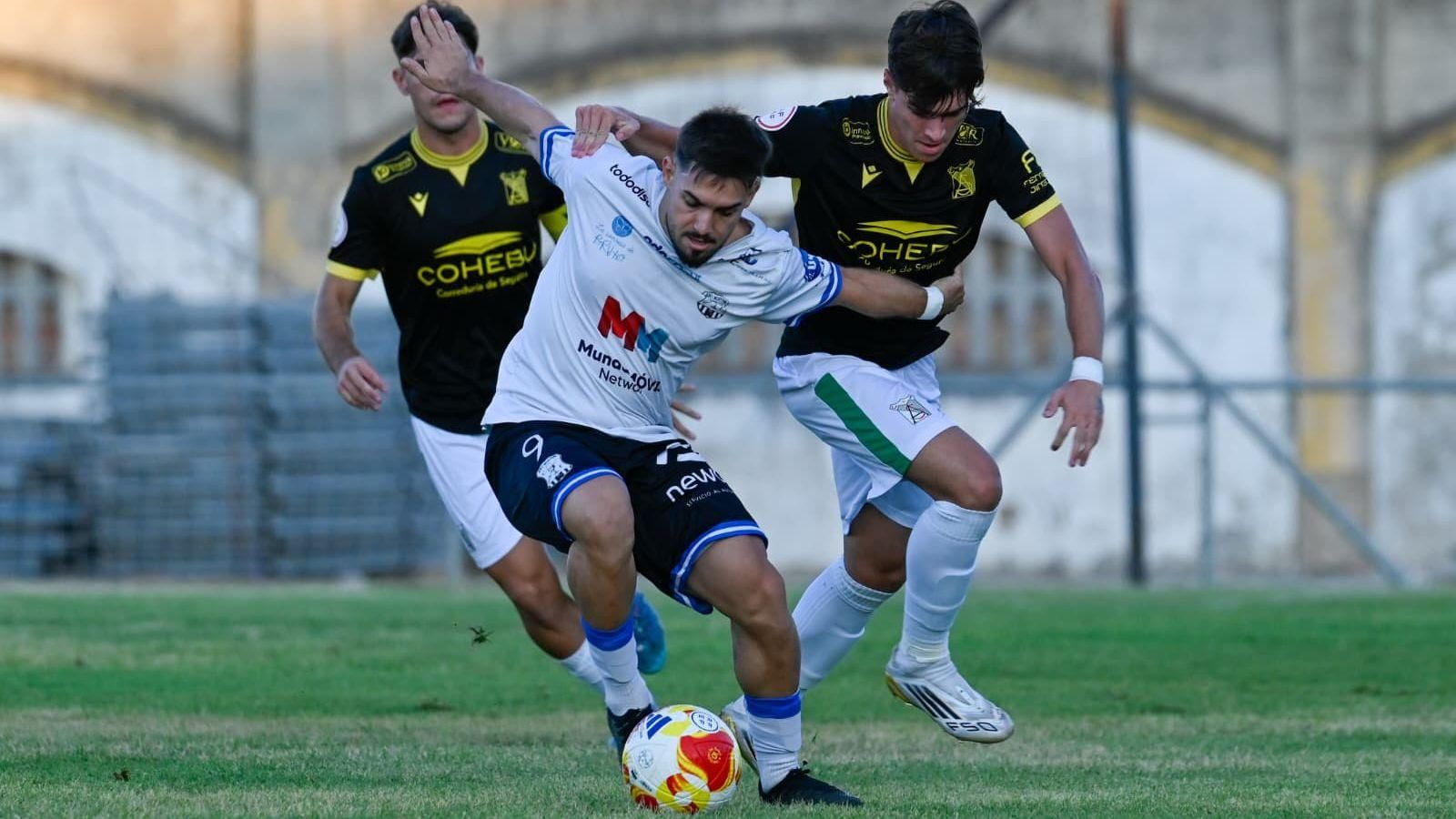 Salvi se lleva el balón entre dos jugadores del Jerez Industrial.