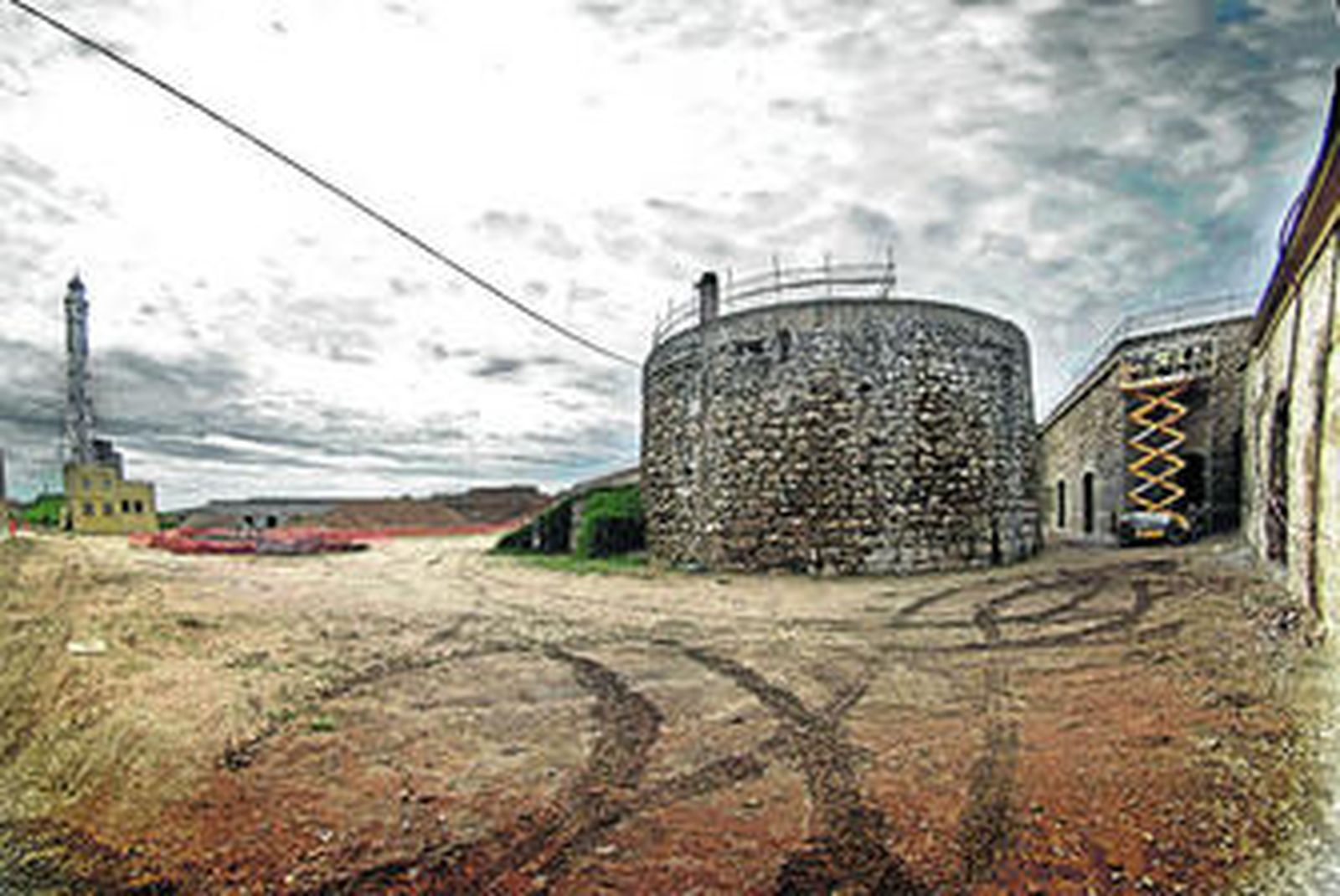 La gran explanada central, que apenas recibirá un tratamiento para facilitar la celebración de actos durante el 2012.