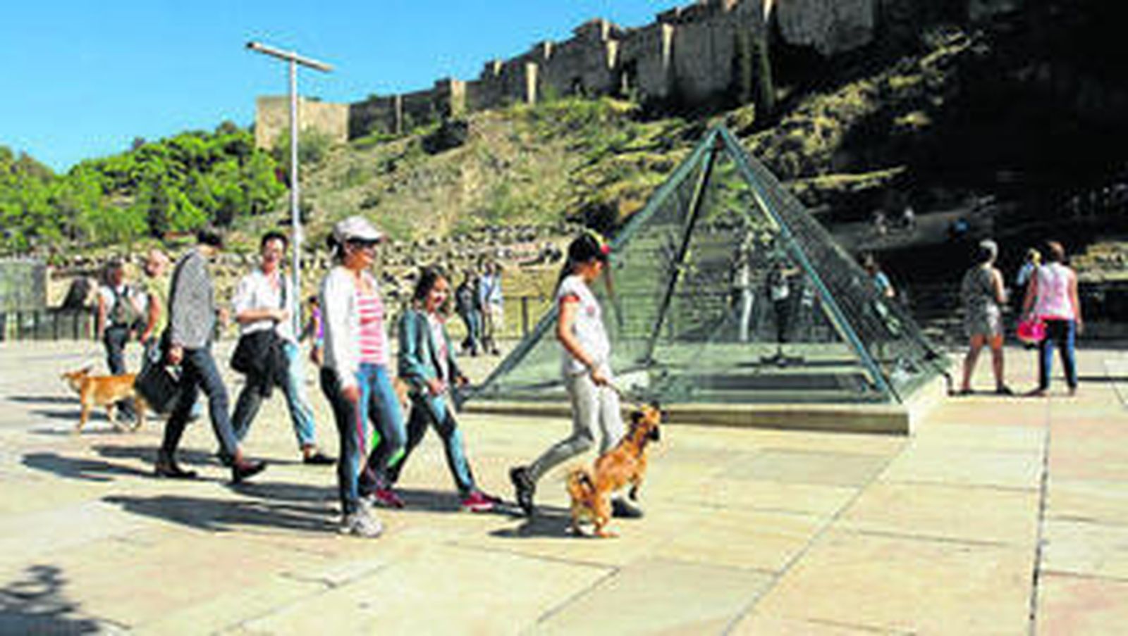Turistas pasean por la calle Alcazabilla.