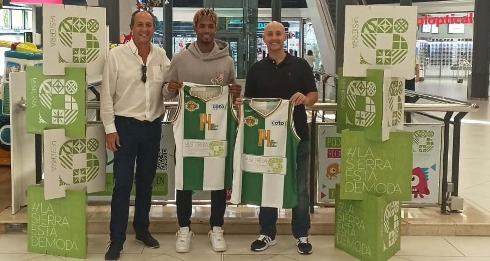 Julio Rodríguez posa con la elástica blanquiverde durante su presentación.