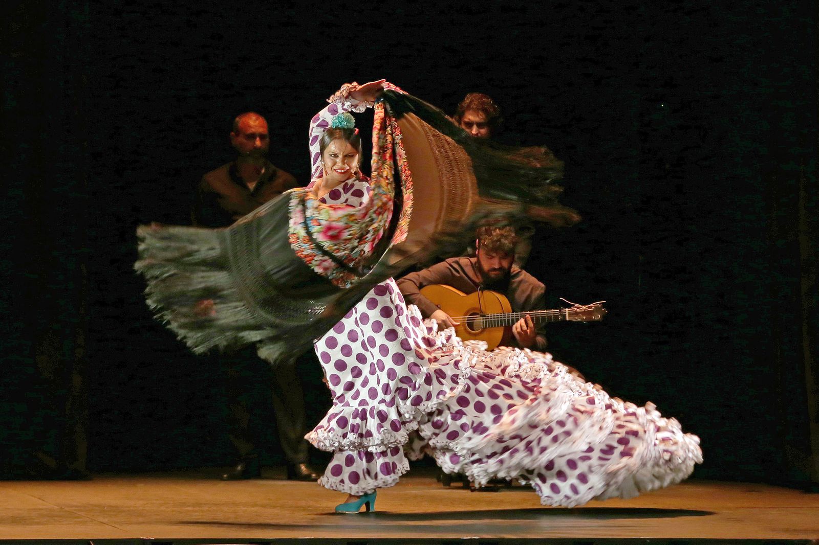 María Moreno destacó por alegrías, en el manejo de la bata de cola y el mantón.