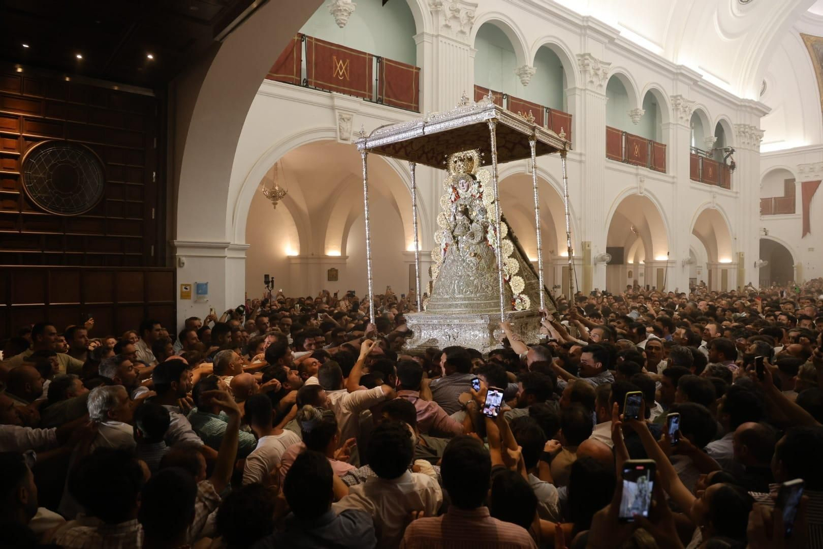 Así se ha vivido el salto a la reja y la procesión de la Virgen del Rocío por la aldea este 2025: las mejores imágenes para el recuerdo Así se ha vivido el salto a la reja y la procesión de la Virgen del Rocío por la aldea este 2025: las mejores imágenes para el recuerdo