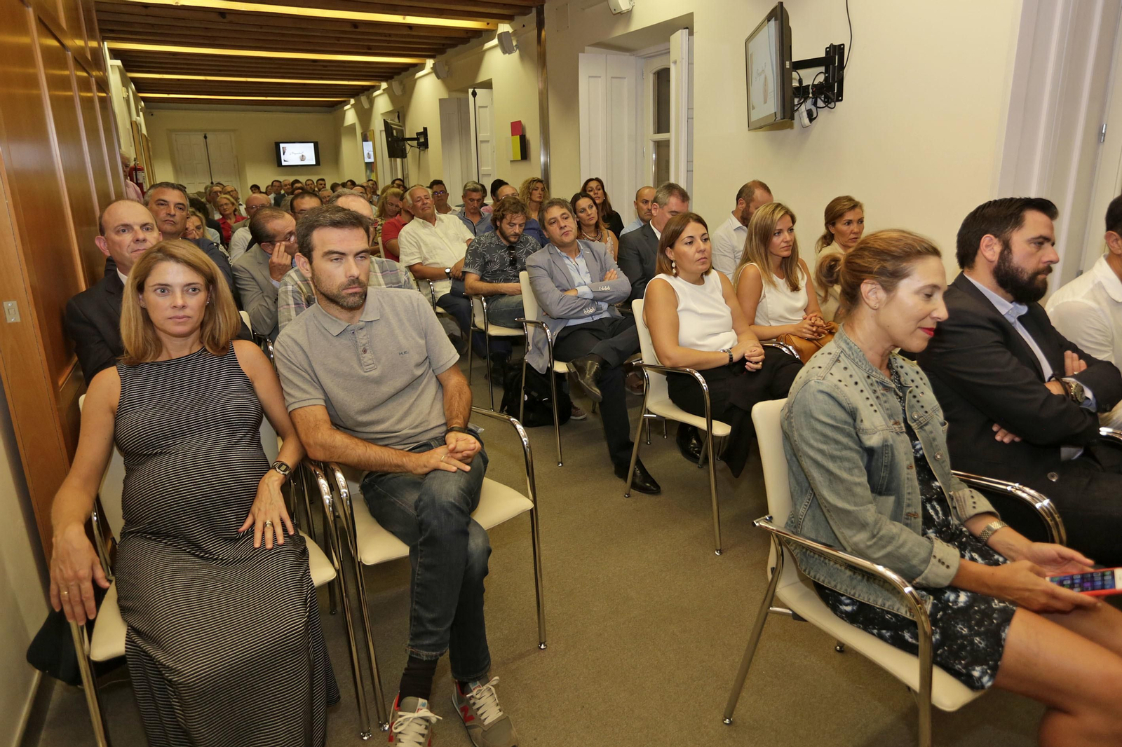 Aspecto de la sala abarrotada de la Casa Pemán.
