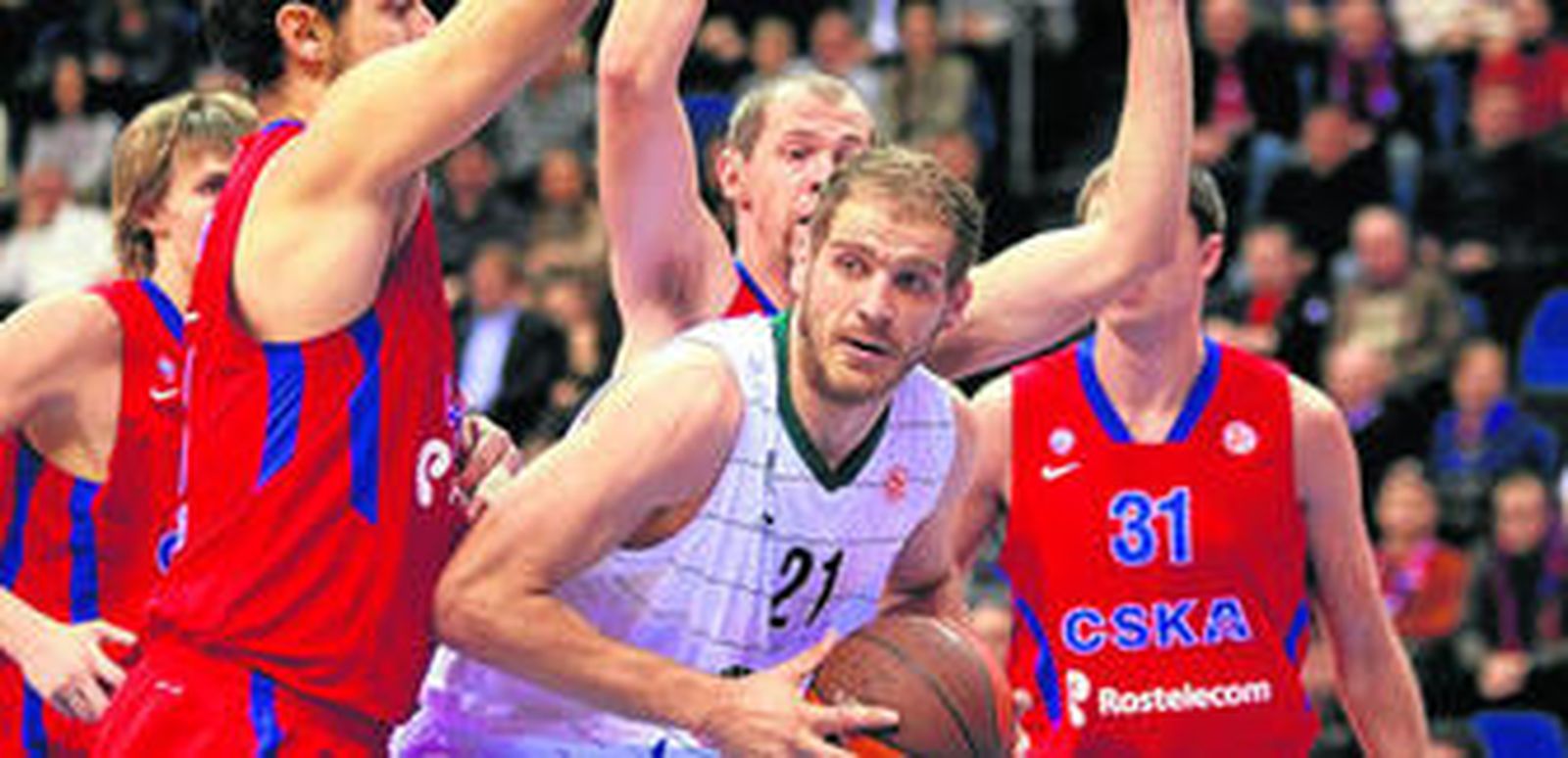 Luka Zoric intenta mantener la posición de la bola ante la oposición de los jugadores del CSKA de Moscú.
