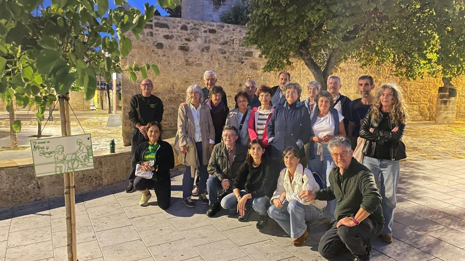 El grupo de activistas de Ecologistas en Acción tras el acto homenaje.