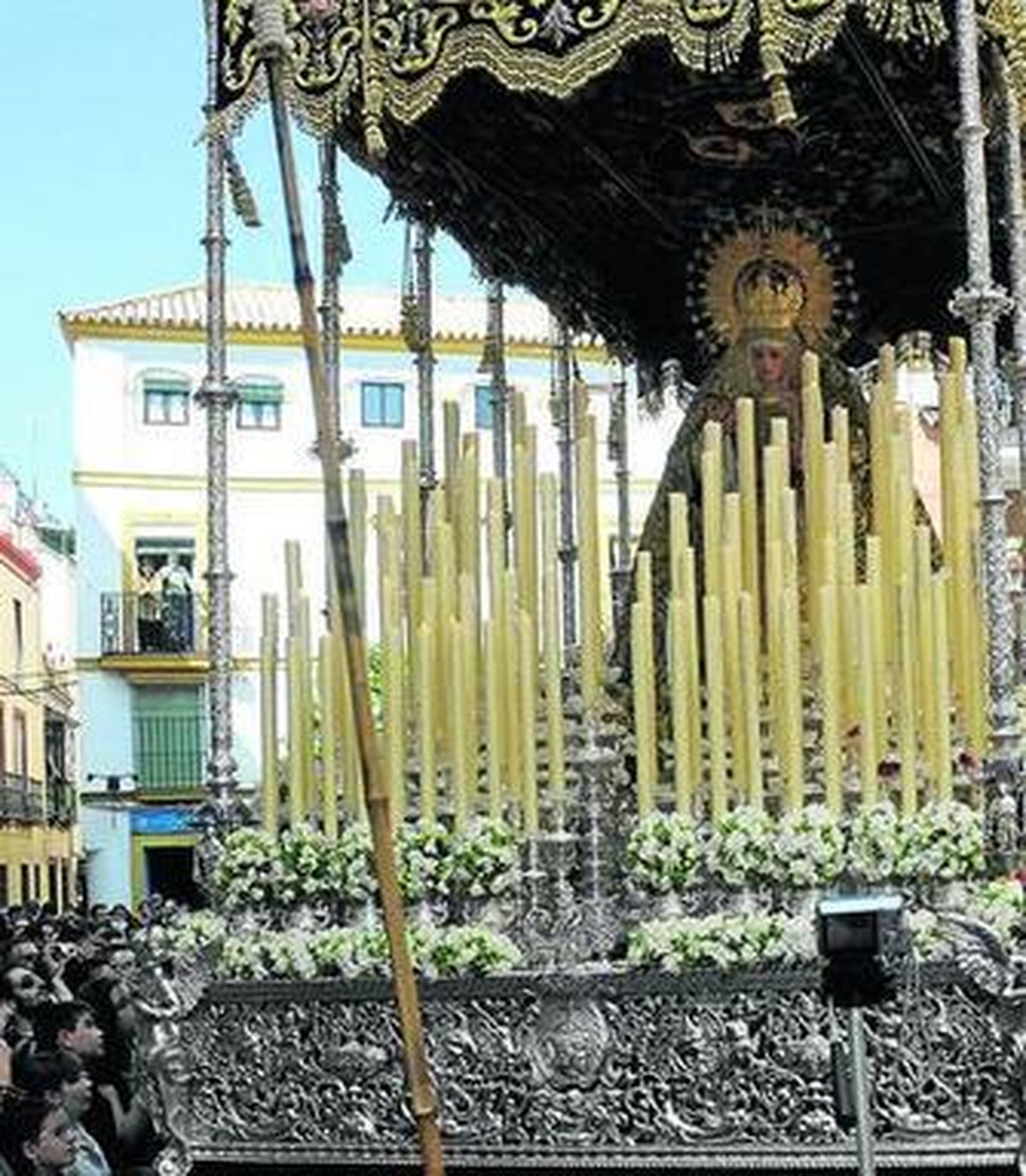 El palio de la Virgen de las Lágrimas, ayer en la Plaza de los Terceros.