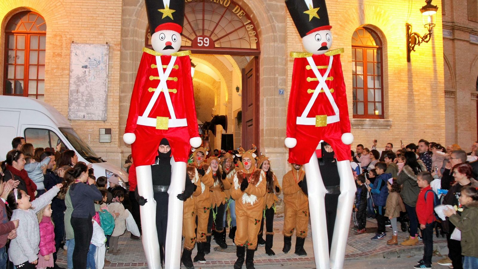 Imagen de los cascanueces gigantes que iban abriendo el pasacalles.