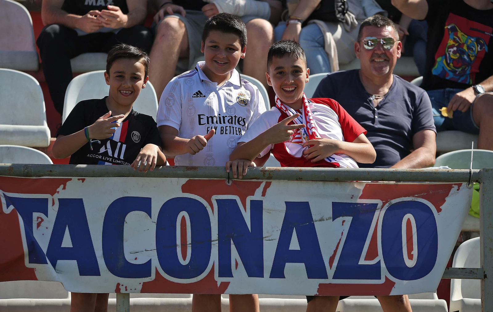 Fotos de la afición durante el Algeciras - San Fernando en el Nuevo Mirador