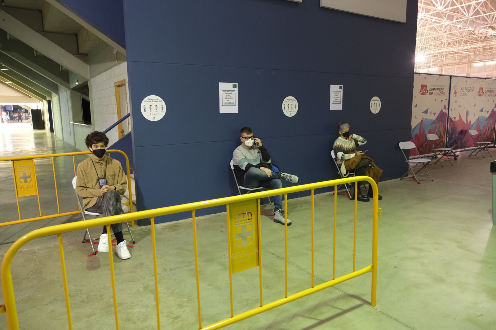 Fotogalería vacunación COVID-19 en el Palacio de los Juegos Mediterráneos. Almería