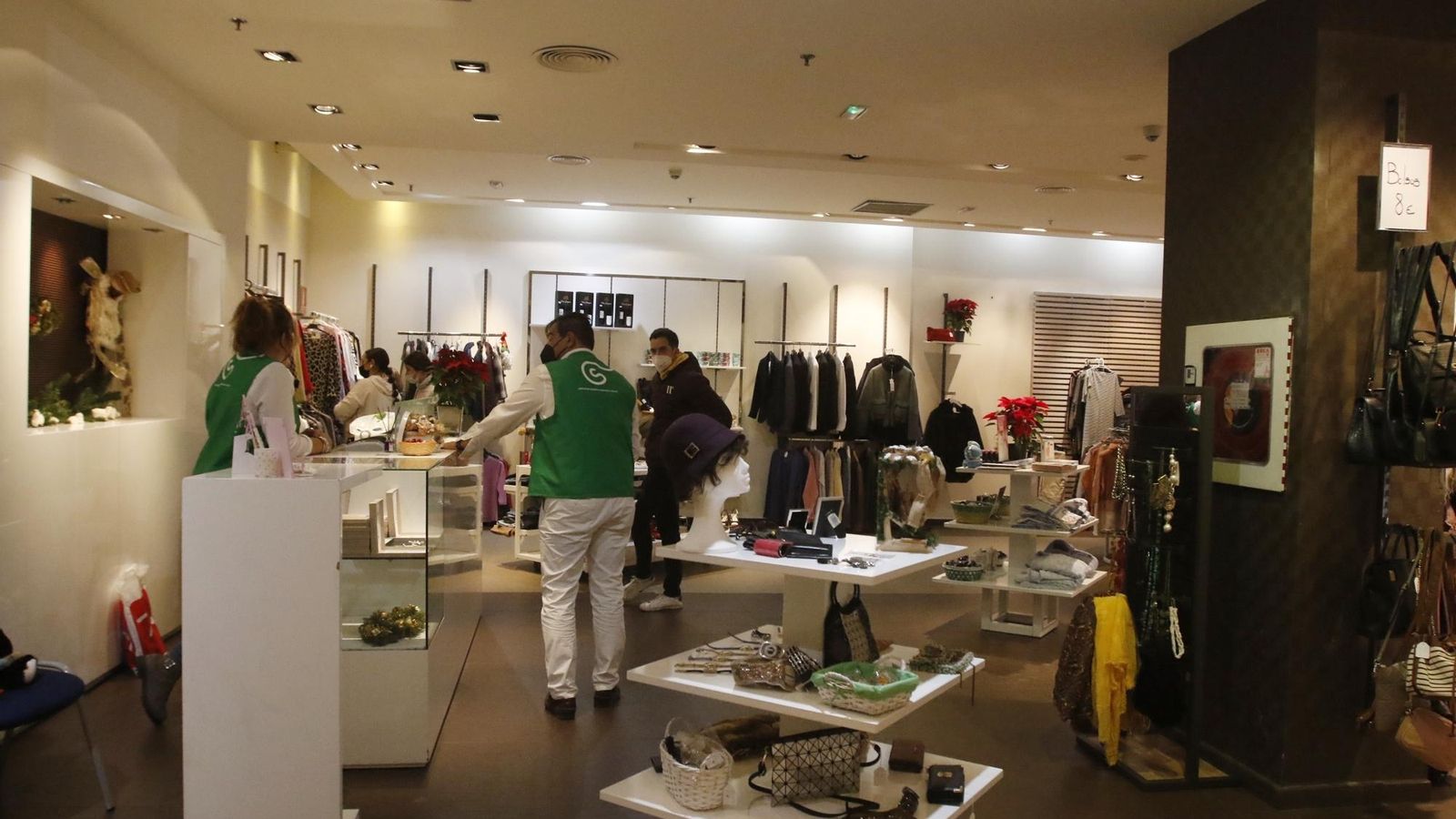 Tienda solidaria del centro comercial la Sierra.