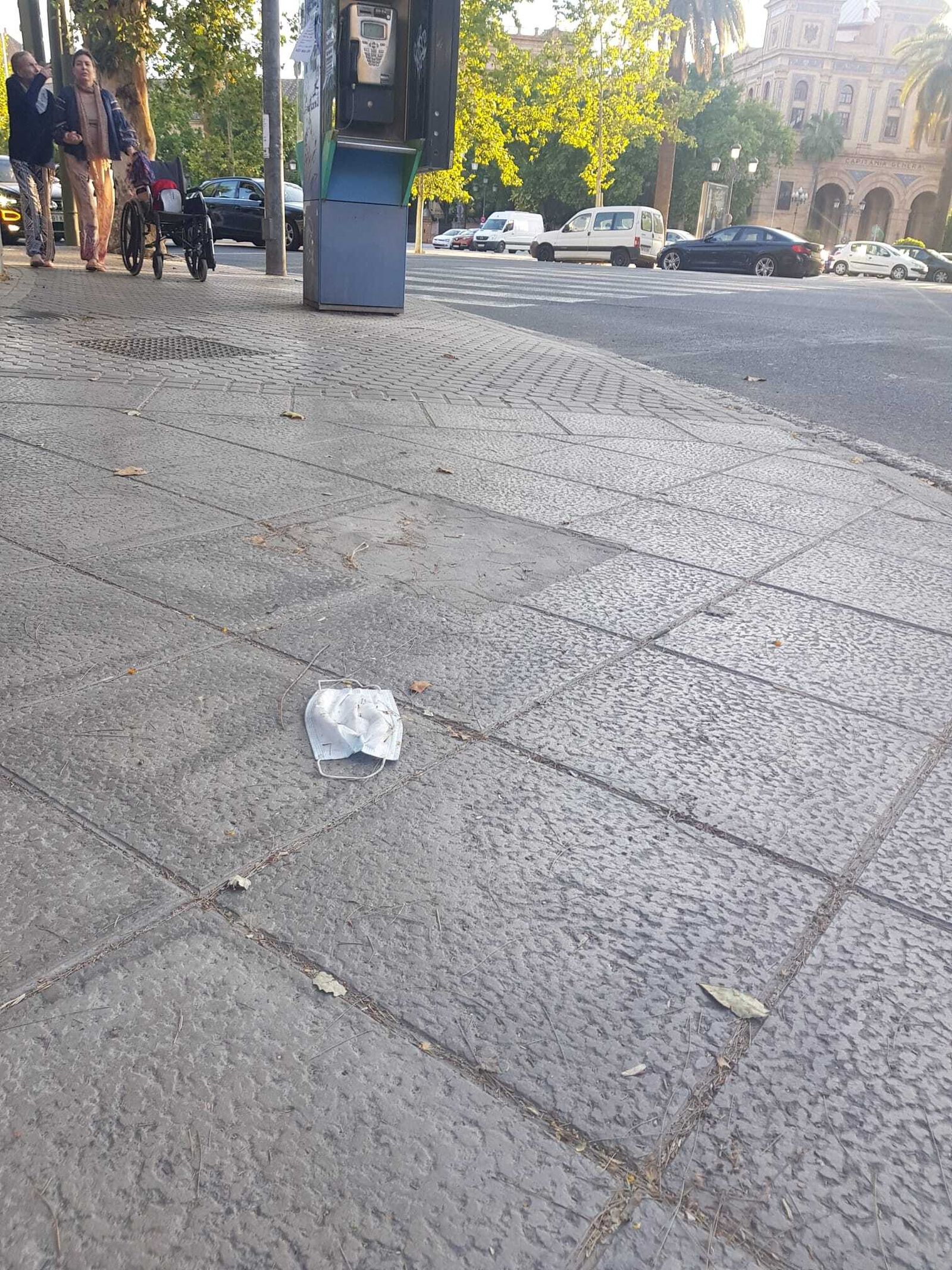 Mascarilla abandonada junto al edificio de Capitanía