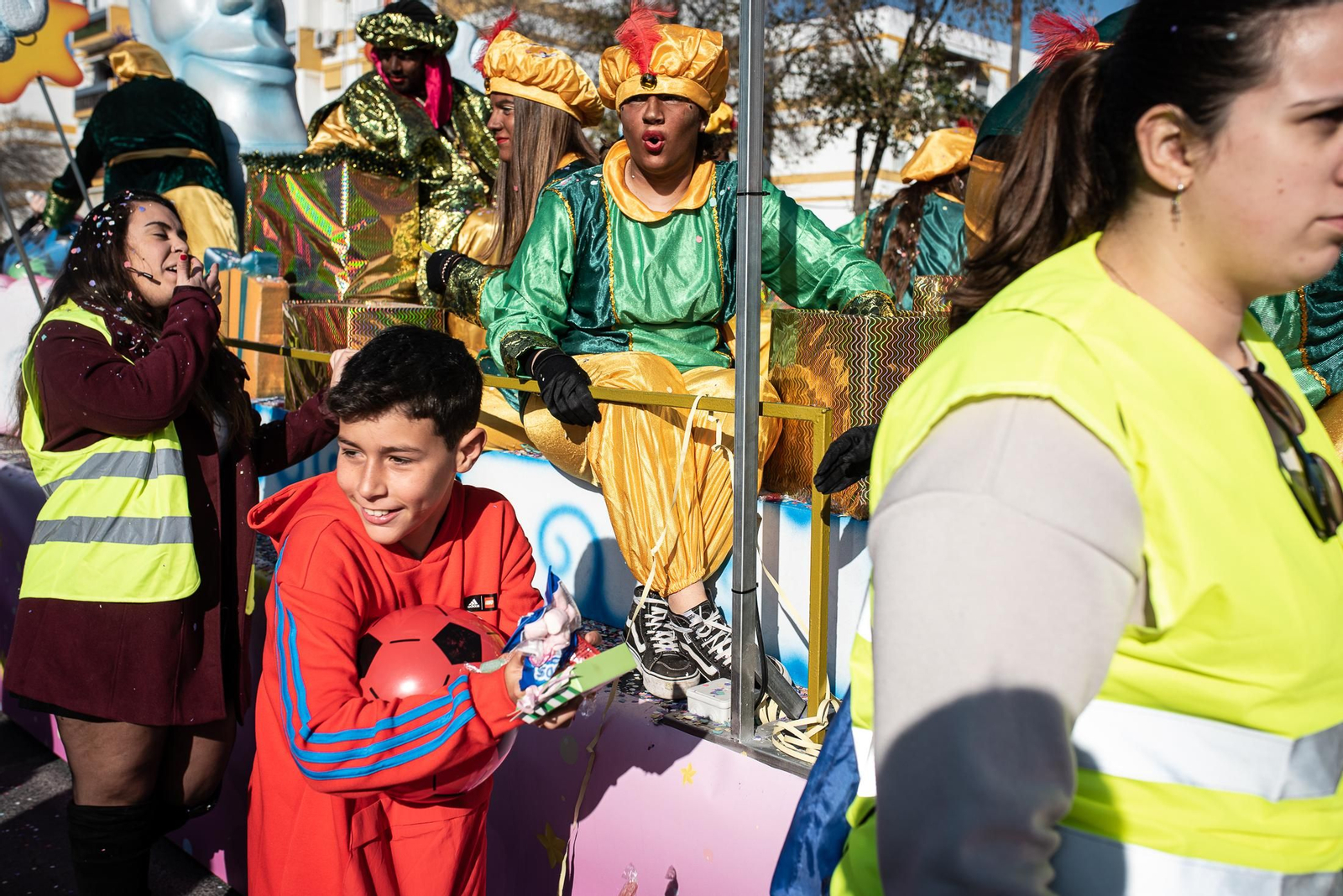 Los Reyes Magos traen la ilusión a los barrios de Huelva, en imágenes