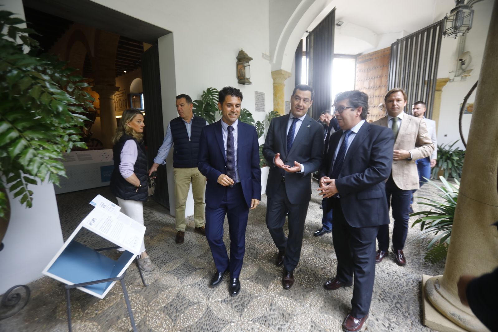 La visita de Juanma Moreno a los Patios de Córdoba, en imágenes.