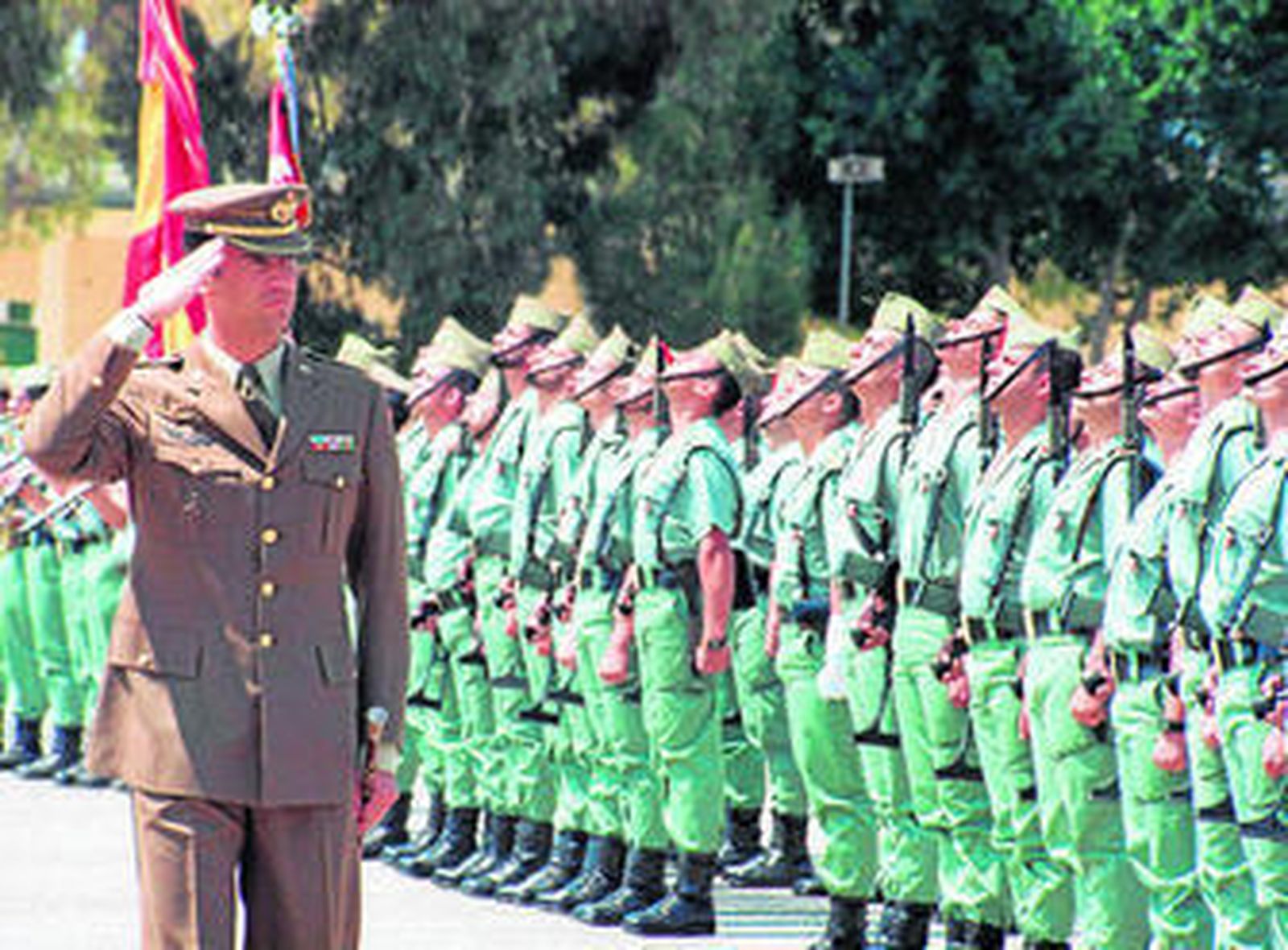 Felipe VI, entonces Príncipe de Asturias (2002), pasa resista a una compañera de honores de la Legión.