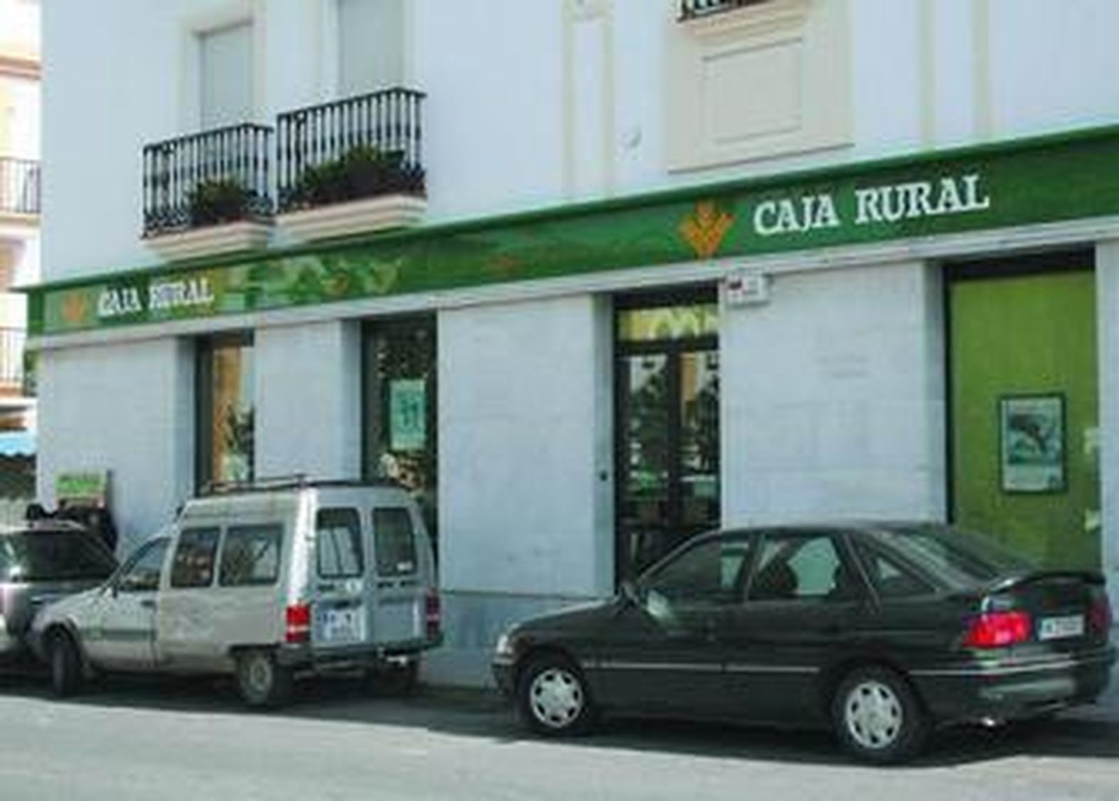 El detenido perpetró el último atraco en esta entidad financiera de Cartaya que aparece en la imagen.