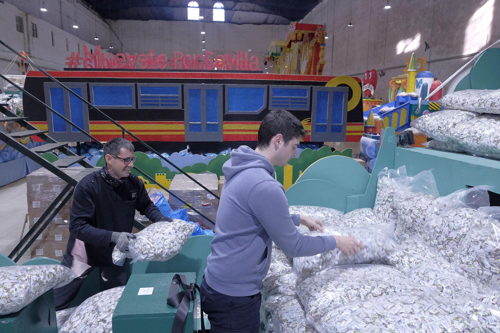 Los preparativos de la Cabalgata de Reyes Magos de Sevilla, en imágenes